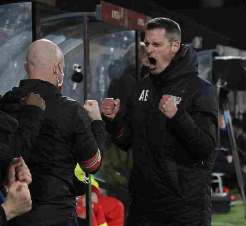 Alexander festejando un gol