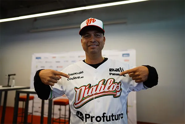 Castro luce la franela de los Pingos