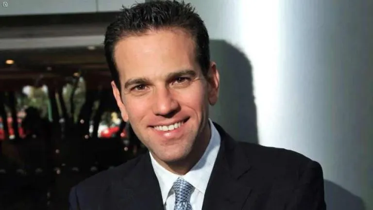 Carlos Loret de Mola sonríe para la foto