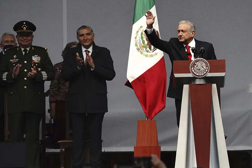AP Andrés Manuel López Obrador saluda en una conferencia