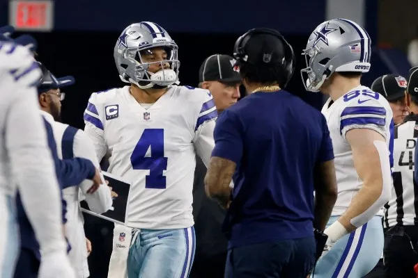 Dak Prescott reacciona durante juego