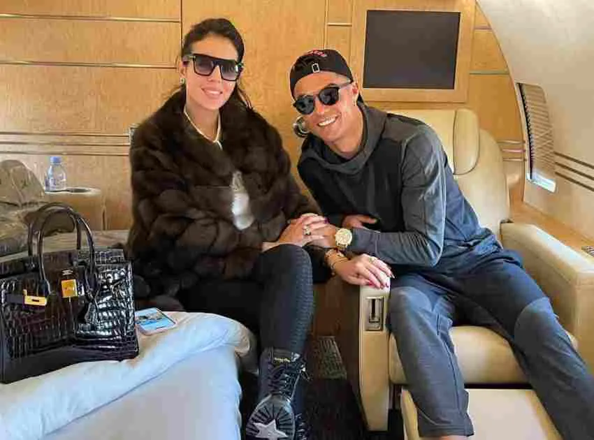 La pareja durante un vuelo