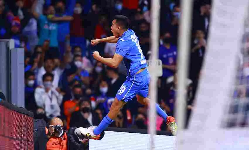 Rodríguez festejando gol con el Azul