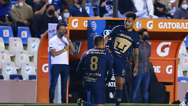 Higor Meritao y Rogerio de Oliveira festejan un gol