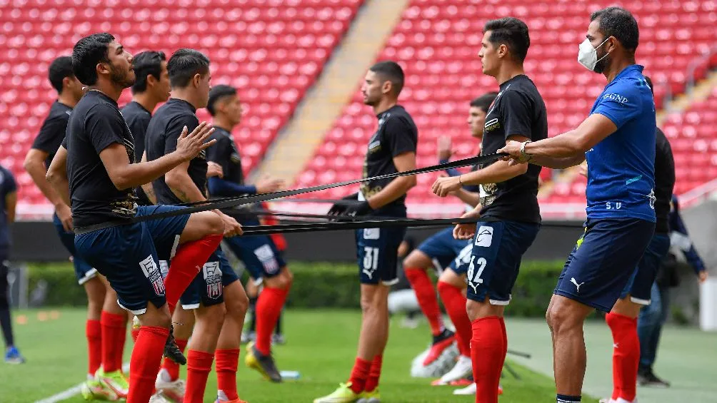 Jugadores del Tapatío calentando previo al partido ante Venados