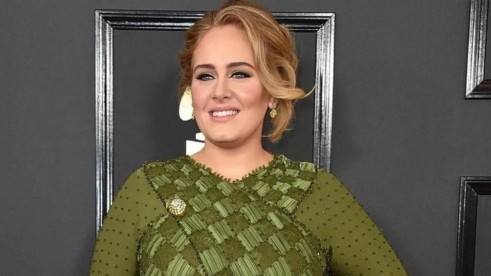 Adele en una ceremonia