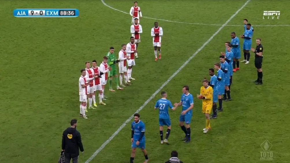TWITTER | @TIKITAKA_RO Devin Plank recibido con pasillo creado por jugadores del Ajax y Excelsior