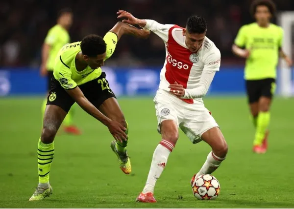 Edson Álvarez en acción con el Ajax