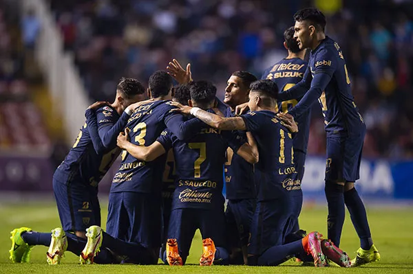 Jugadores de Pumas festejan un gol