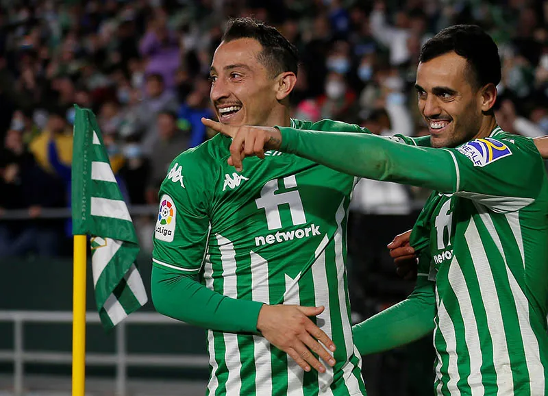 Guardado y Juanmi celebran un gol del Betis