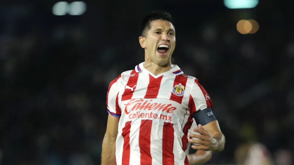 Jesús Molina festejando gol con Chivas en la Liga MX