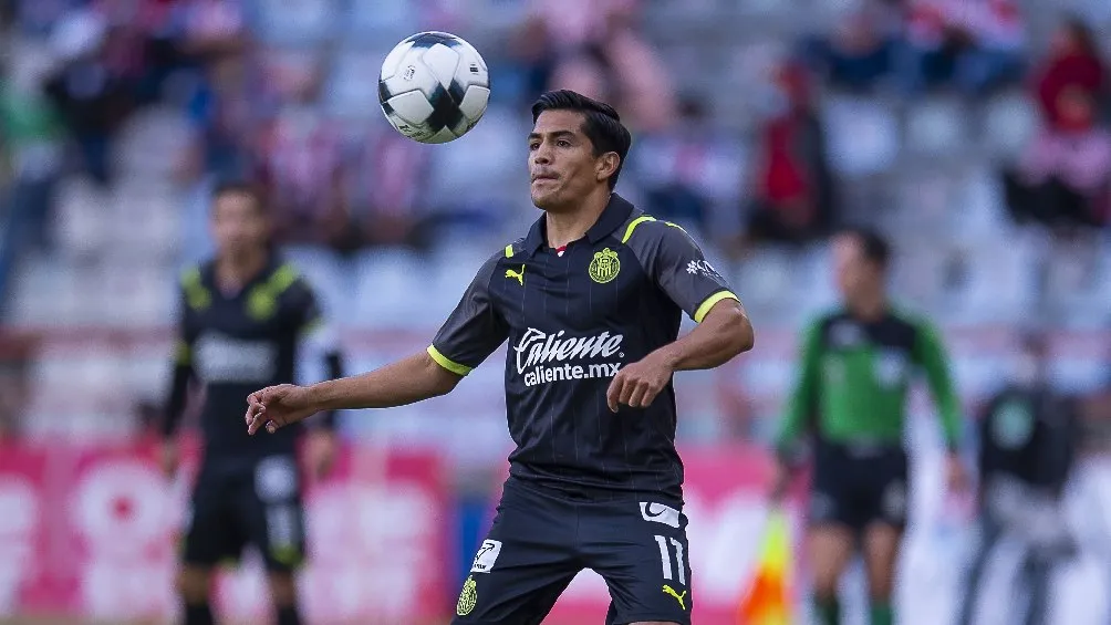 Jesús Sánchez jugando partido con Chivas en la Liga MX
