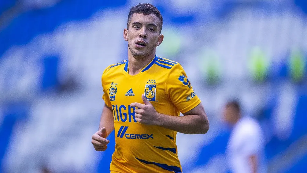 Leo Fernández jugando partido en la Liga MX con los Tigres