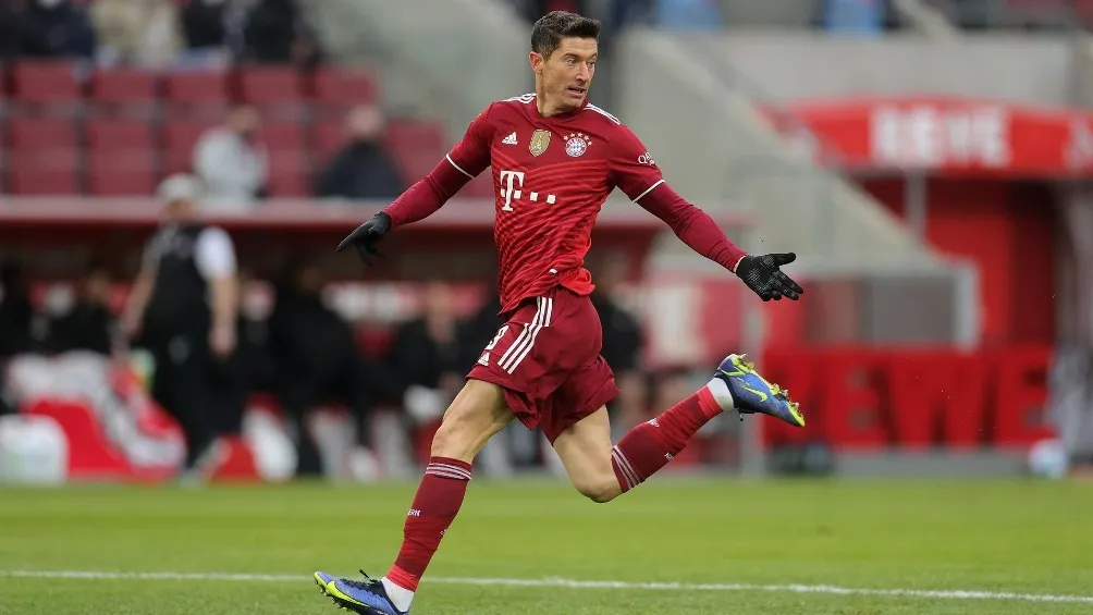 Robert Lewandowski jugando partido con el Bayern Múnich