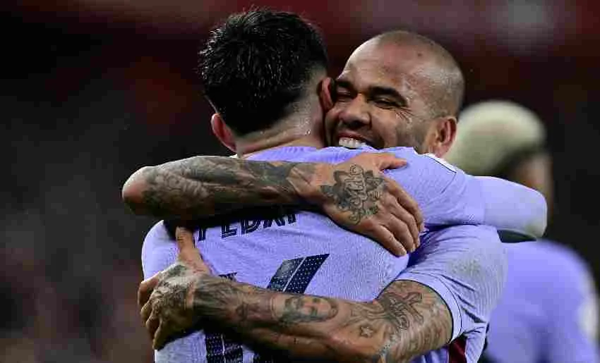 AP Dani Alves abrazando a Pedri tras una diana