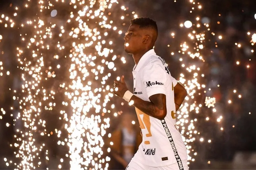 Washington Corozo ingresando al terreno de juego