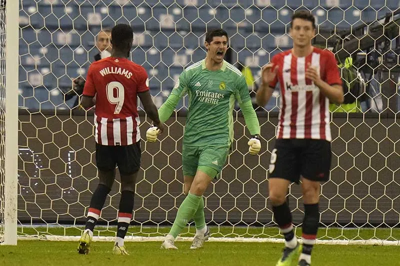 Thibaut Courtois durante un duelo con el Real Madrid