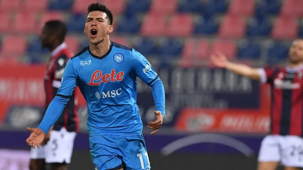 Hirving Lozano jugando partido con el Napoli en la Serie A