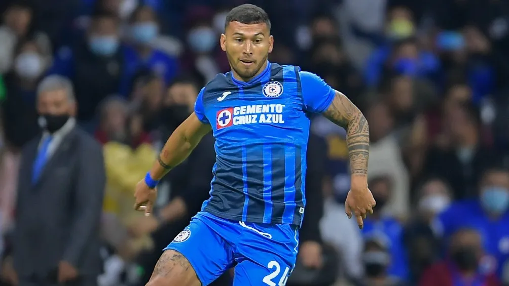 Juan Escobar jugando partido en la Liga MX con Cruz Azul