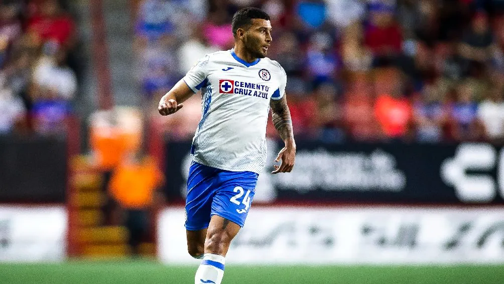 Juan Escobar jugando partido en la Liga MX con Cruz Azul