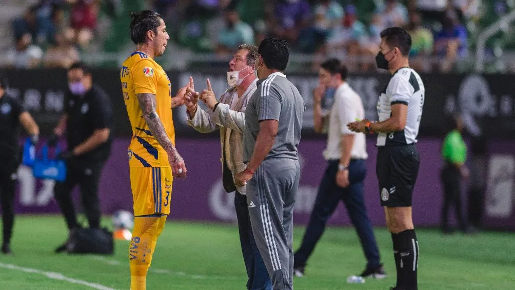 Miguel Herrera y Carlos Salcedo en partido de la Liga MX con Tigres