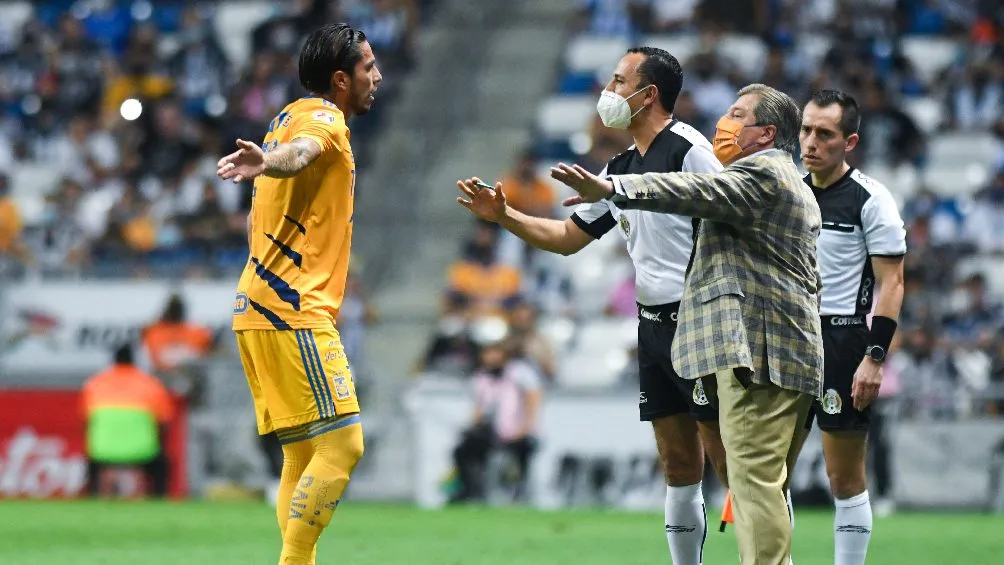 Miguel Herrera y Carlos Salcedo en partido de la Liga MX con Tigres