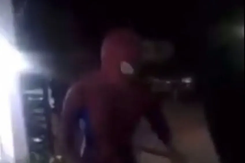 Mujer tratando de meter a los niños a su casa