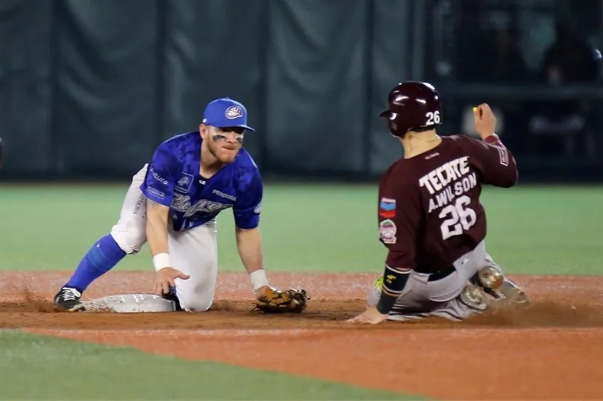Alexis Wilson llegando a la segunda base