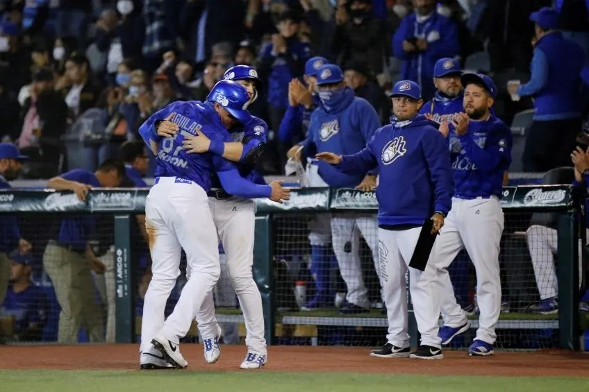 Jugadores de Charros festejando una carrera