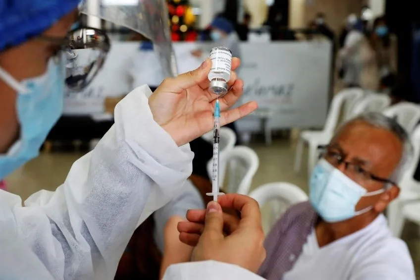 Enfermera preparando la vacuna de una persona