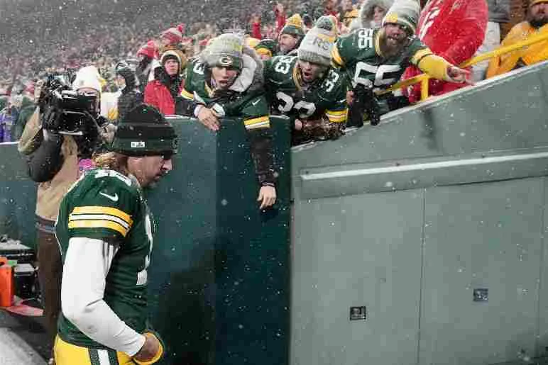 Rodgers abandonando el Lambeau Field