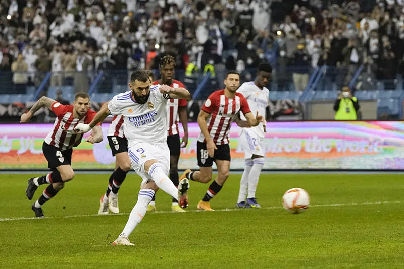 Karim Benzema durante un duelo con el Real Madrid