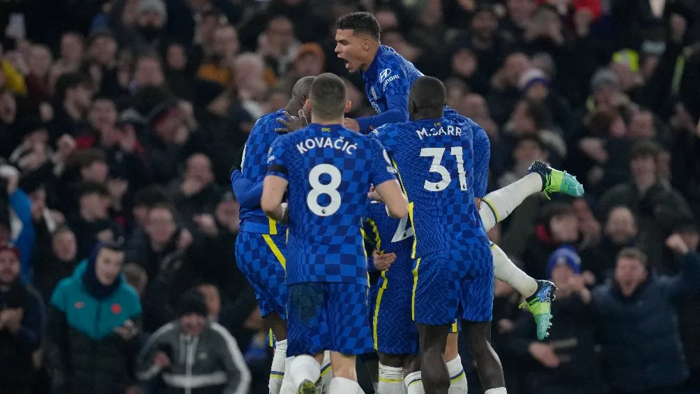 Jugadores del Chelsea festejando anotación ante el Tottenham
