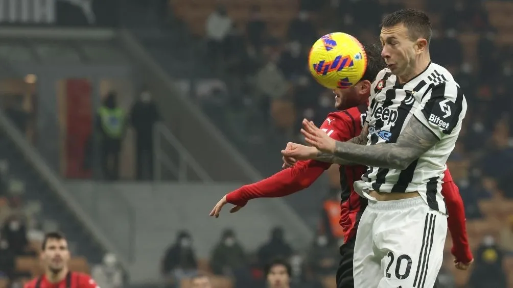 Jugadores pelean un balón