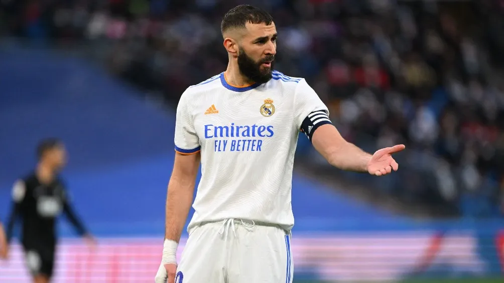 Karim Benzema jugando partido con el Real Madrid