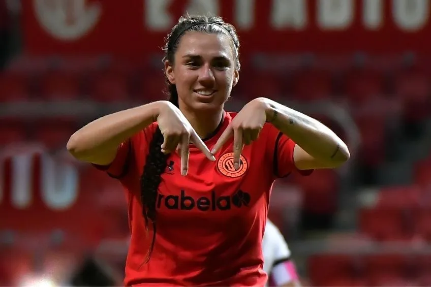 Destinney Durón festejando un gol