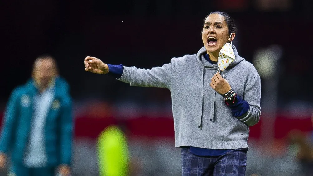 Eva Espejo dirigiendo a Rayadas en la Liga MX Femenil