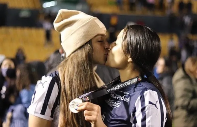 Janelly Farías junto a Rebeca Bernal