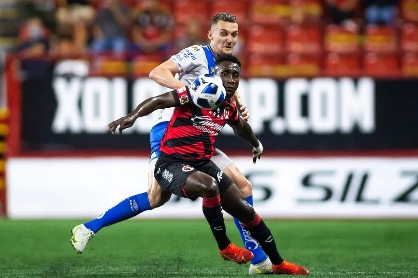 Eryc Castillo y Lucas Jaques durante el partido