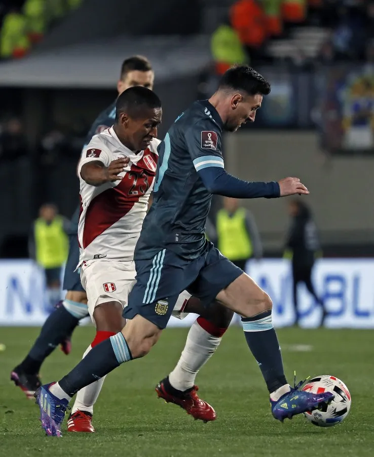 Pedro Aquino durante un partido con Perú