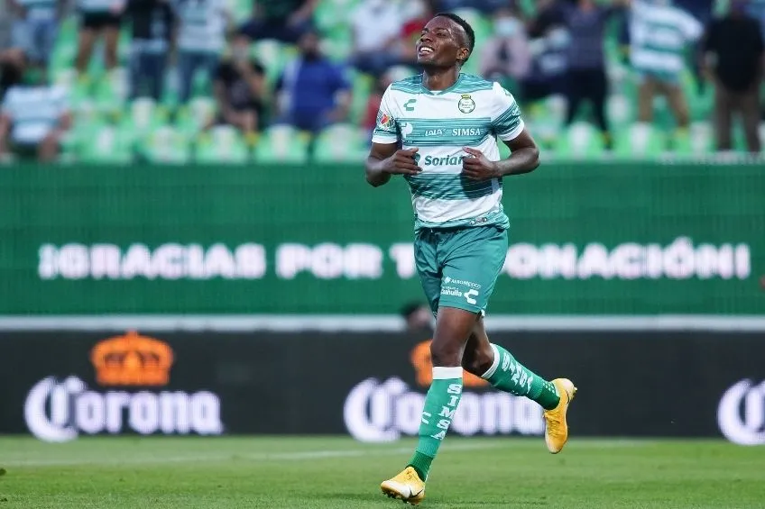 Juan Otero en acción con Santos Laguna