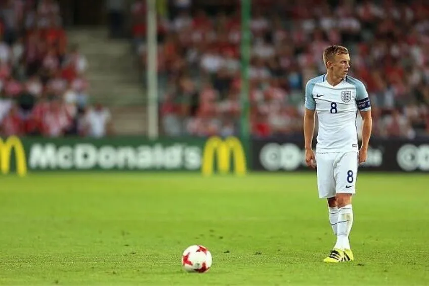 INSTAGRAM: @Prowsey16 James Ward-Prowse previo a cobrar un tiro libre