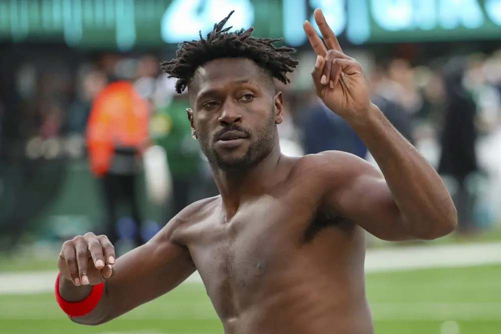 Antonio Brown abandona el emparrillado