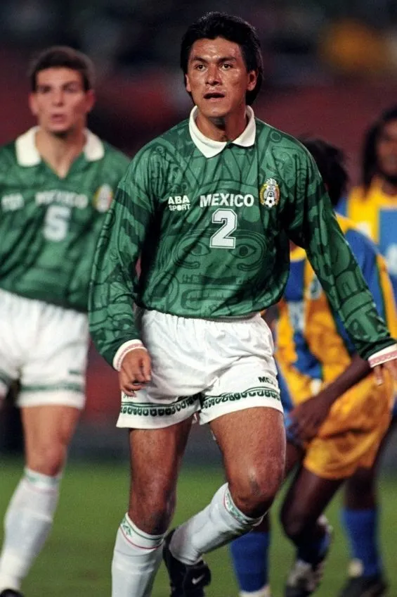 Claudio Suárez en un partido con el Tri