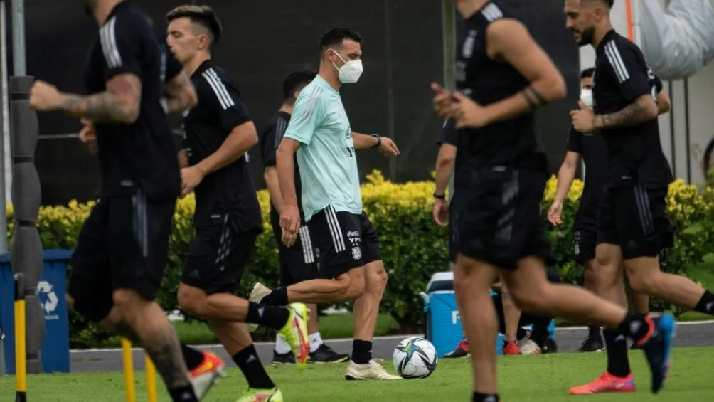 Scaloni en una práctica con Argentina