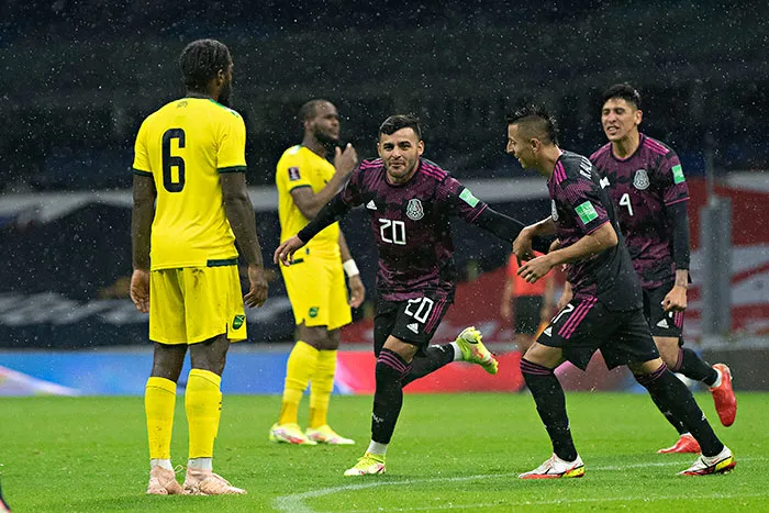 Alexis Vega en la victoria del Tri ante Jamaica en el Azteca