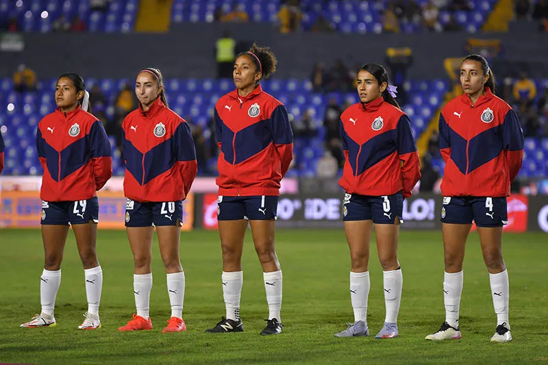 IMAGO7 Jugadoras de Chivas previo a un duelo de Liga