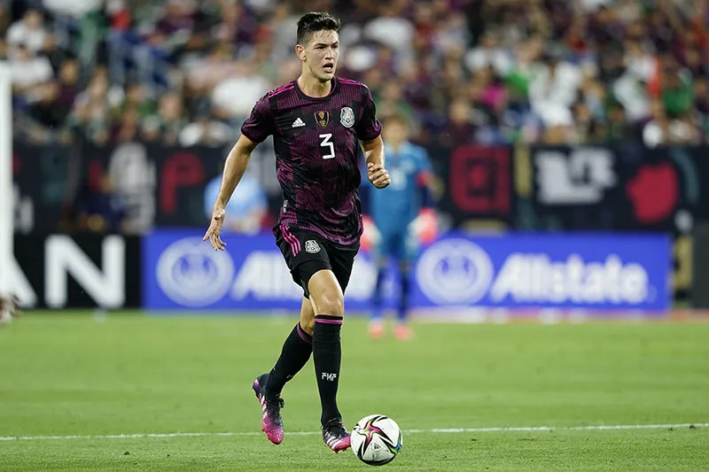 César Montes durante un duelo con el Tri