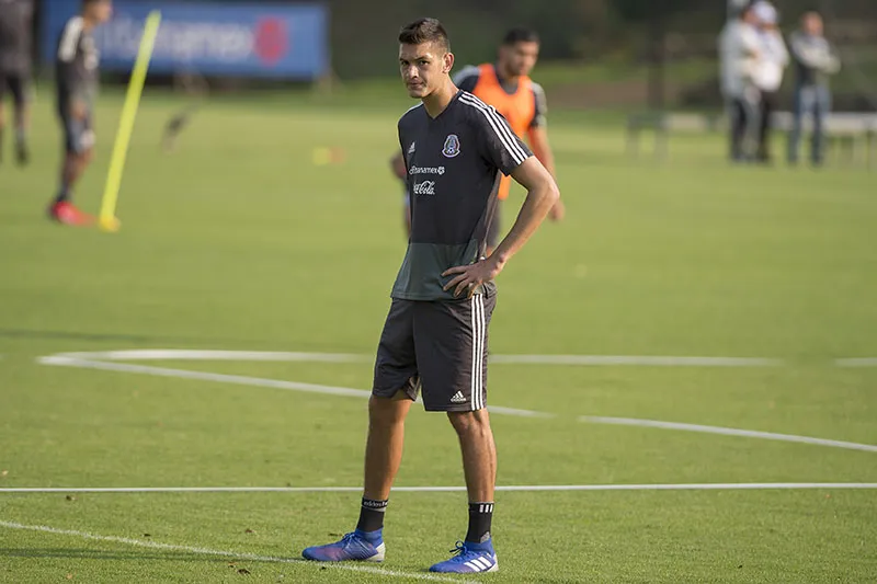 César Montes durante un entrenamiento con el Tri
