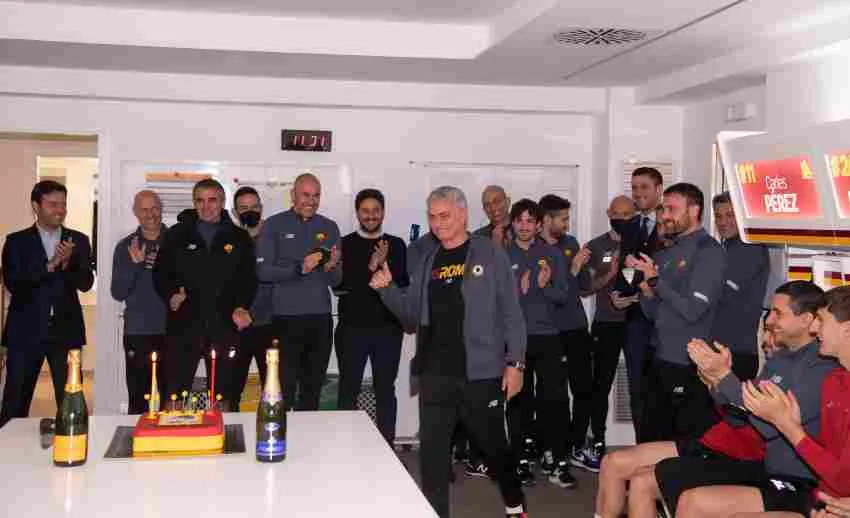 Mourinho festejando su cumpleaños con sus jugadores